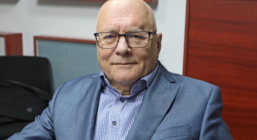 Balázs Péter: Orbán ül a kerítésen, kacsintgat ide-oda, de innen nagyot lehet esni bármelyik irányba