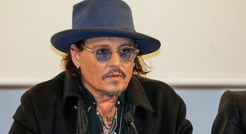 Johnny Depp felismerhetetlen: ősz szakállal és hajkoronával bukkant fel a szívtipró – fotó