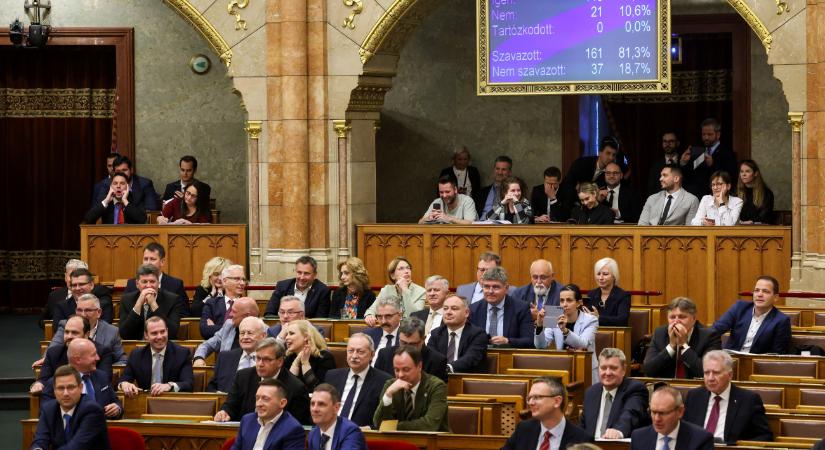 Elfogadta a parlament az alaptörvény 15. módosítását - a nap hírei