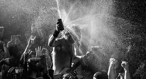 Sör, whisky és heavy metal az Akváriumban - Airbourne koncerten jártunk