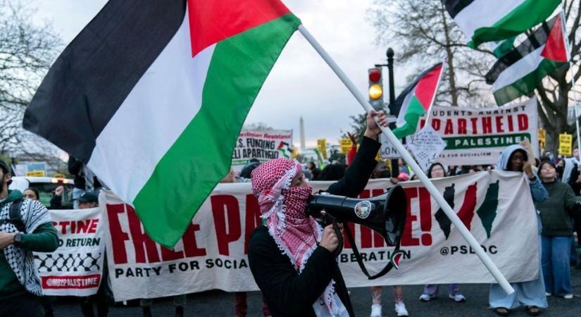 Nemrég még mindenkit leantiszemitáztak, manapság a leggyilkosabb antiszemita propagandát visszhangozzák