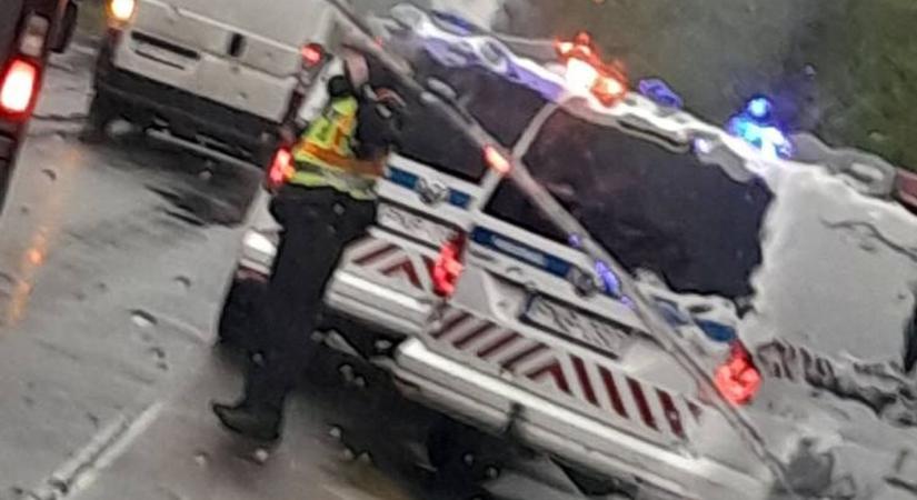 Dupla baleset Tiszaújvárosban, mentők a helyszínen