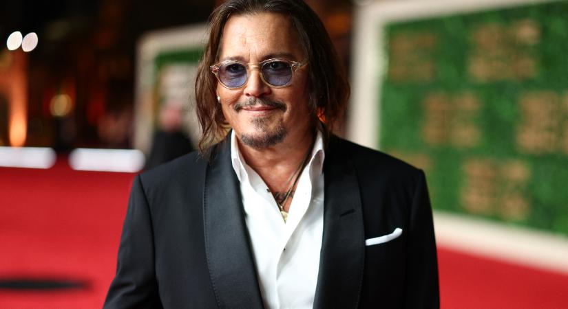 Mi történt? A 61 éves Johnny Depp felismerhetetlen lett hosszú ősz hajával és szakállával