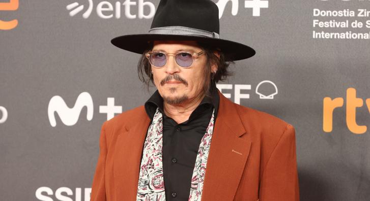 Rá sem ismerni az ősz hajú és szakállú Johnny Deppre friss fotóján
