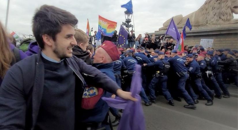 „Ha nem tüntetünk, akkor mit csinálunk?” – videón a Momentum blokádkísérlete és vonulása