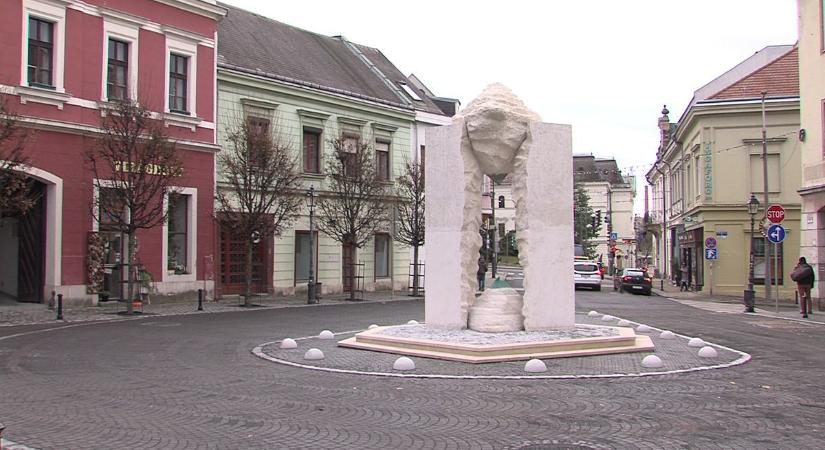 Váratlan probléma a veszprémi belvárosban: javítani kell a térkőburkolatot