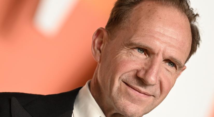 Úgy kigyúrta magát a 62 éves Ralph Fiennes, hogy nem hiszünk a szemünknek