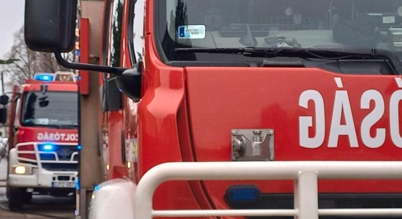 Baleset a 38-as főúton, két ember beszorult az autóba