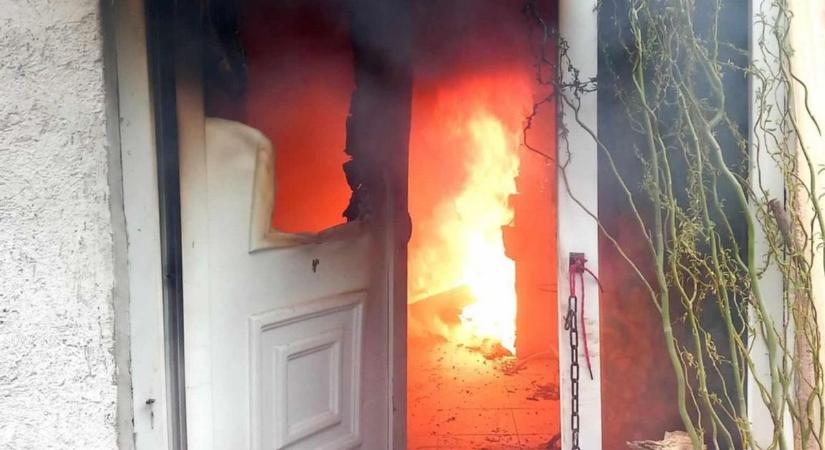 Egy perc alatt hős lett a rendőr, aki a lángoló házból mentette ki az idős asszonyt