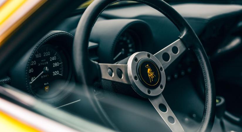 Luxus és exkluzivitás négy keréken, rendkívül ritka Lamborghini tűnt fel Kecskemét utcáin – videóval