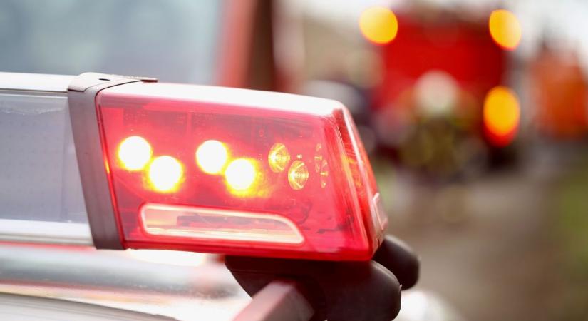 Személyautó és teherautó ütközött a 74-es főúton