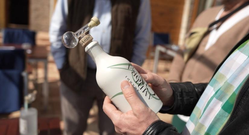 Több mint húszféle növény van benne, de a boróka a lényeg