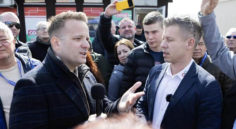 Ukrán zászlót hamisított Magyar Péter kezébe a megafonos Bohár Dániel