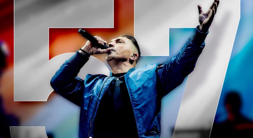 Nem nehéz kitalálni, Ákos melyik jobboldali, milliárdos politikustól vette albuma alcímét