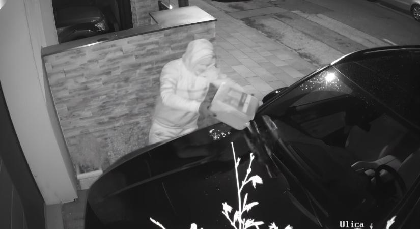 VIDEÓ: Felgyújtottak egy Mercedes terepjárót Galántán, 200 ezer eurós kár keletkezett