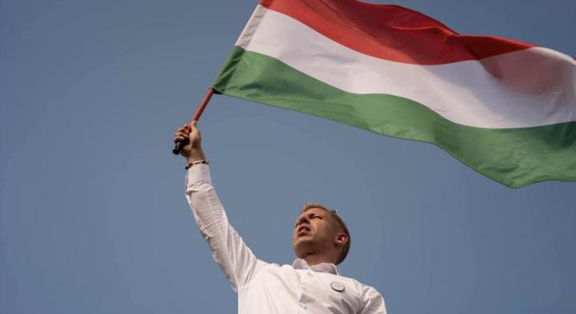 Magyar Péter bűncselekménnyé tenné a hírhamisítást, miután Bohár ukrán zászlót photoshoppolt a kezébe