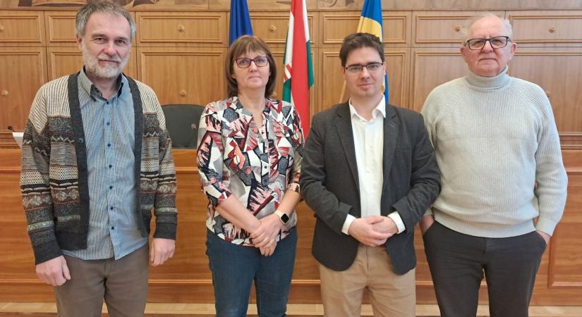 „Elhatárolódik a Pécsi Szabadtéri Színpad körül kialakult városházi mutyiszagú pályázati eredményhirdetéstől” a pécsi Kulturális Bizottság