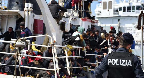 Kiszivárgott egy lista: ezekbe az országokba toloncolnák vissza tömegesen a bevándorlókat