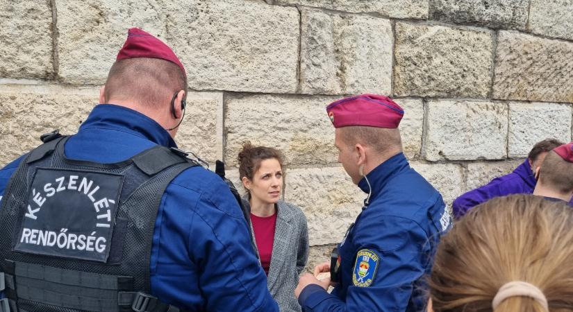 Ötszáz vörössapkás védhette az Alaptörvényt módosító Fideszt