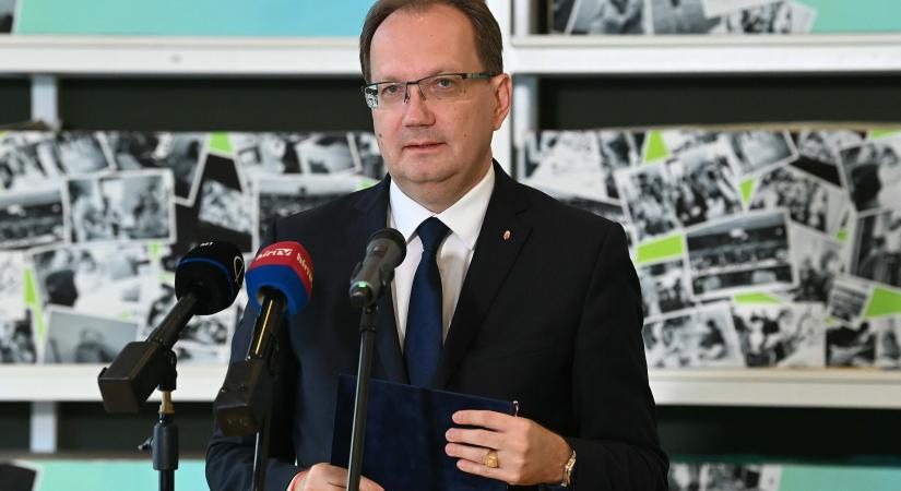 Hoppál Péter is kiállt Gellai Gergő és a Káptalan Kert mellett