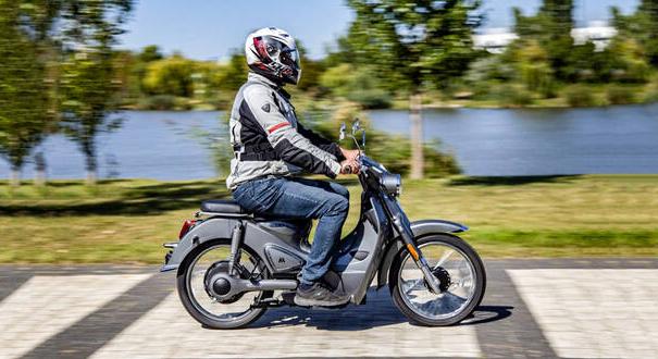 Segédmotor és kötelező biztosítás: hány robogó van itthon, és mennyien közlekednek KGFB nélkül?