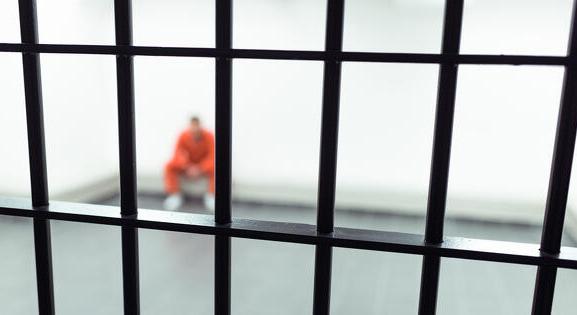 Francia börtönöket támadtak
