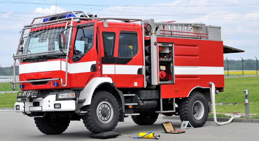 Külföldi delegáció miatt nem engedték el időben a tűzoltóautót Budapesten – Megkérdeztük a szakoktatót, mit mond erről a KRESZ