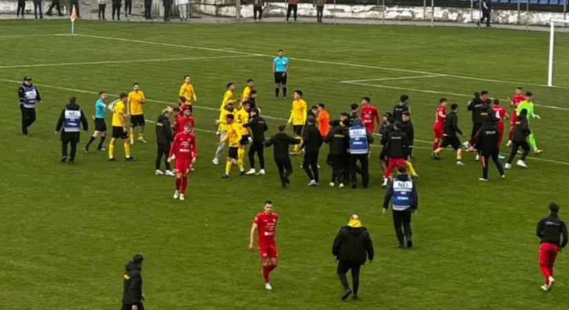 Román szurkolók támadtak a Székelyudvarhelyi FC magyar játékosaira Brassóban