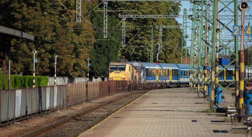 MÁV: földre festett piktogramok figyelmeztetnek a vasúti átjárókban a körültekintő átkelésre
