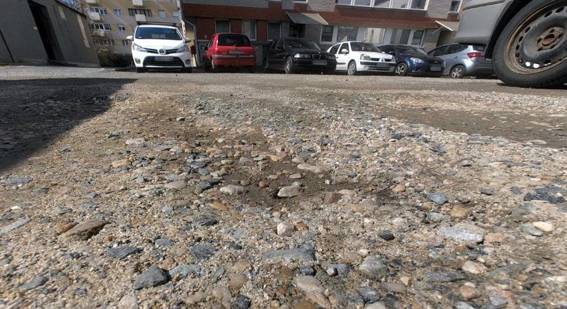 Mi lesz a szombathelyi kátyús parkolóval: válaszolt a városháza