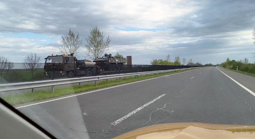 Harci gépek az M6-oson, titokzatos katonai konvoj menetelt Pest felé! (videóval)