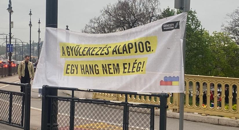A Margit hídnál is tiltakoztak, amit gerillaplakátolás vezetett fel országszerte