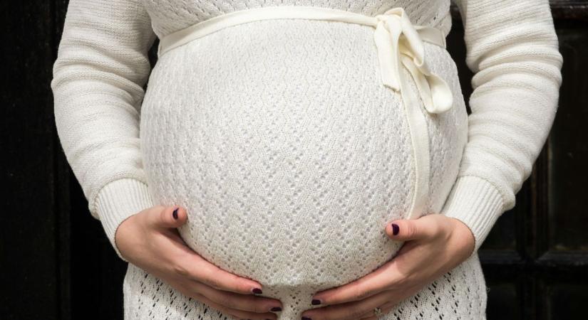 Még csak a karjába sem vehette kisbabáját: tragédiával végződött az otthonszülés