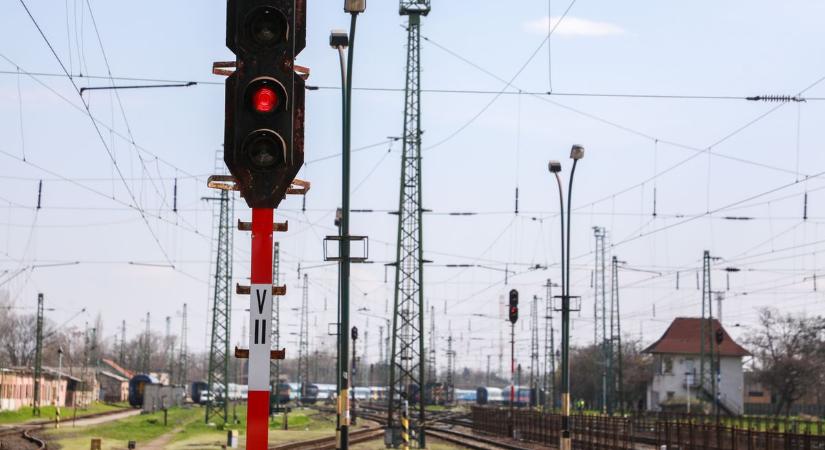 Vonat elé hajtott egy autó, az utasok még időben kiugrottak