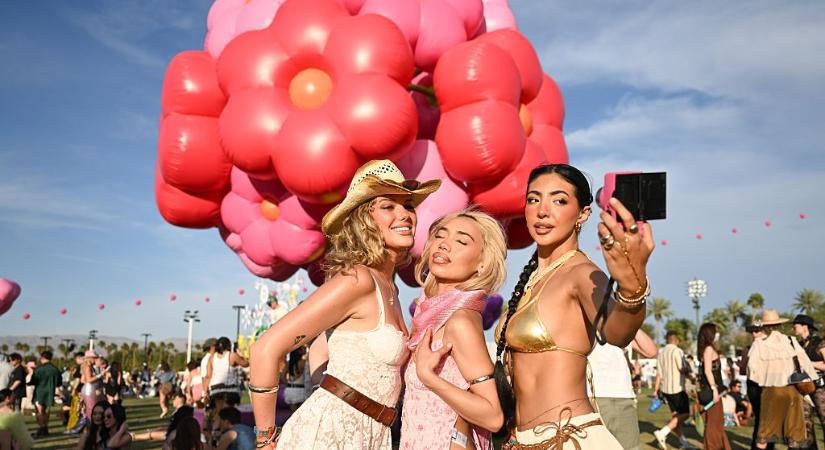 Idén is ellepték a Coachella fesztivált a dögös tehenészlányok – Mutatjuk az első hétvége leglátványosabb ruháit