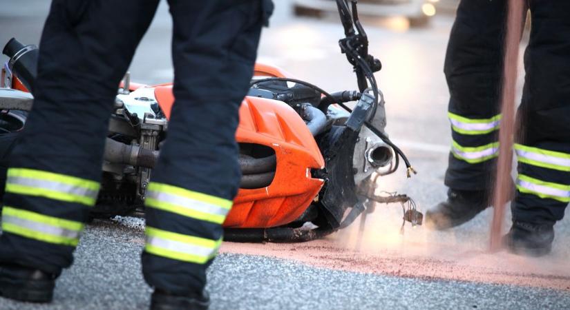 Meghalt egy 19 éves motoros és egy ismert autómentő – vasárnap este több család élete tört össze