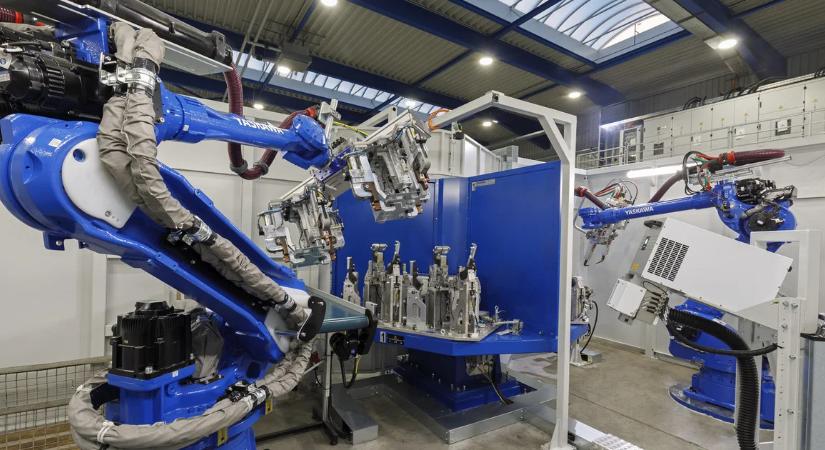 Három az egyben: hegesztés, mérés és kiszolgálás Yaskawa robotcellával