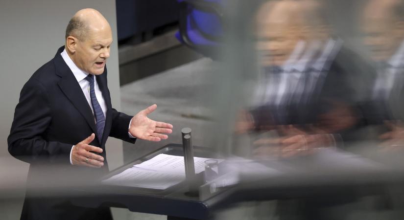 Ennyibe került Olaf Scholz ölelgetése