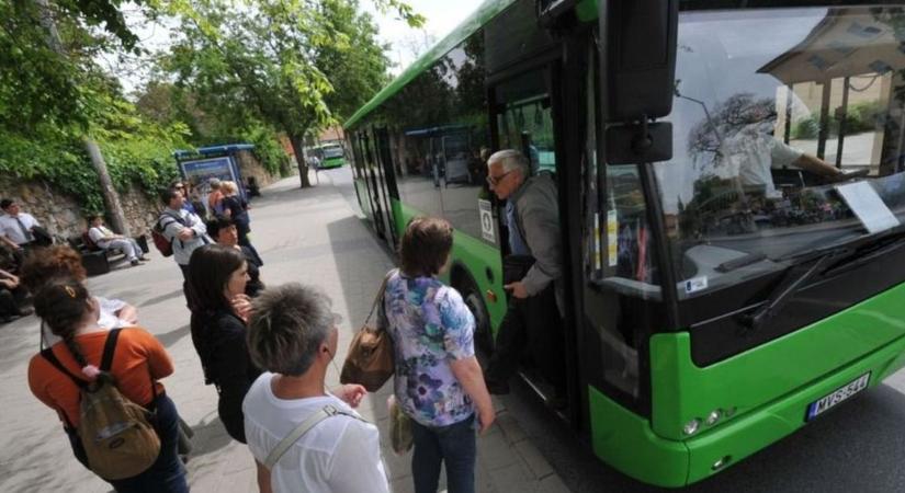 Idősek szapulták a fiatalembert a buszon, egy hátizsák miatt