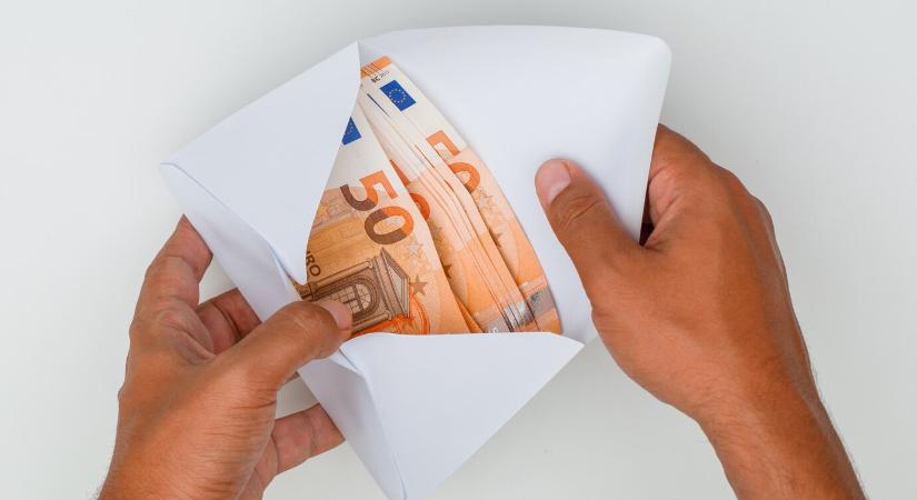 Továbbra is bűnügyi felügyeletben a vesztegetéssel gyanúsított szolnoki főorvos