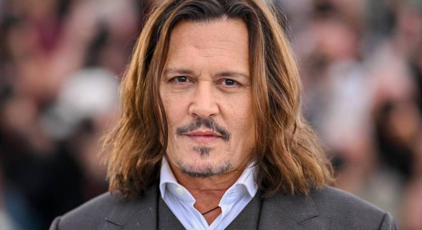 A 61 éves Johnny Depp ősz hajjal és szakállal: rá se ismerni a friss fotókon