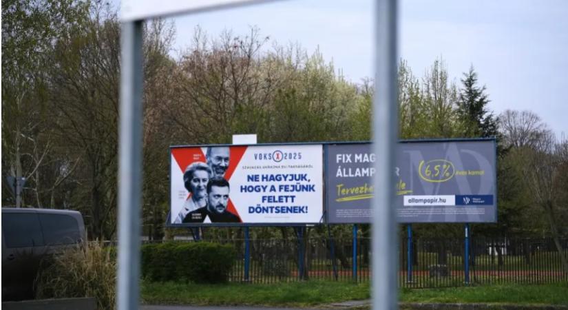 Kormánypropaganda egy pécsi iskola udvarán, többszöri felszólítás után tüntette el a hirdetésszervező cég
