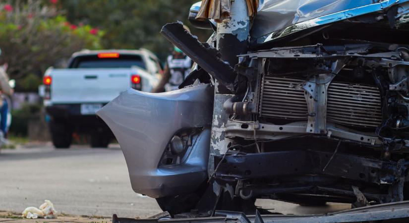 Autók, törmelék a 6-oson, baleset a cserkúti elágazásnál