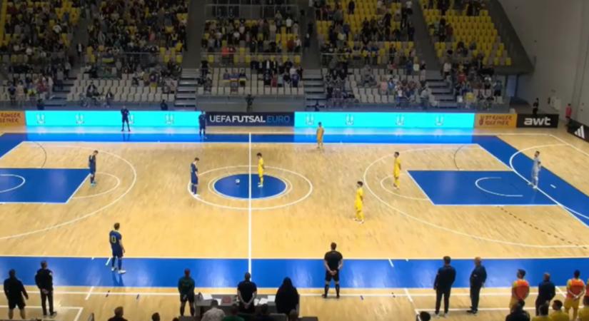 Az UEFA megtiltotta a megemlékezést, ezért a meccsen álltak le egy percre az ukránok és a románok