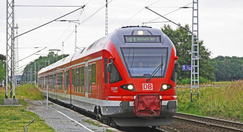 Tragikus vonatbalesetek: földre festett piktogramokkal figyelmeztetnék a gyalogosokat