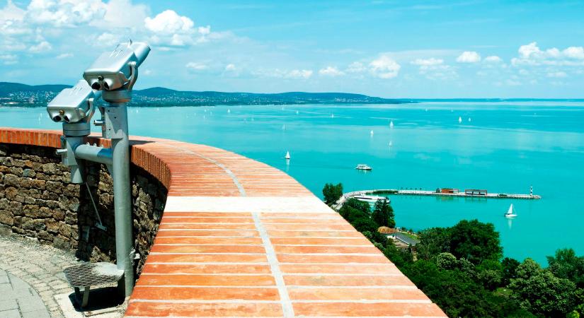 Felfoghatatlan, amit úszott a Balatonban, valamit kidugott a vízből a hatalmas lény