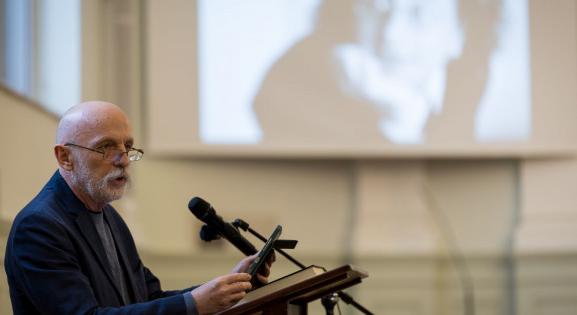 „Jól helyben hagyott a szeretetével” – kiállítás nyílt Esterházy Péter emlékére