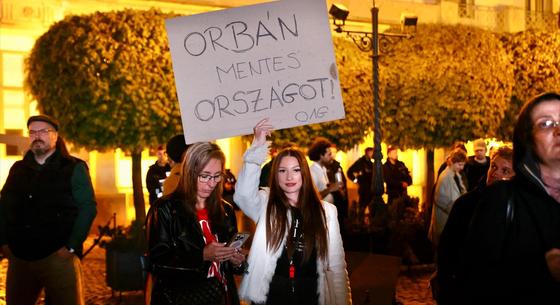 "Hazudik a tévé" - kiabálták a Hír Tv élő adásában a tüntetők, majd a csatorna leállította a közvetítést