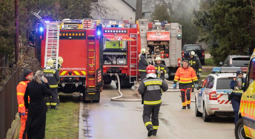 Nagy a baj Szántódon – Egyszerre ég egy épület és két autó