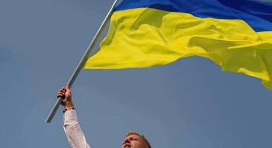 Ukrán zászlót hamisított Magyar Péter kezébe a megafonos Bohár Dániel